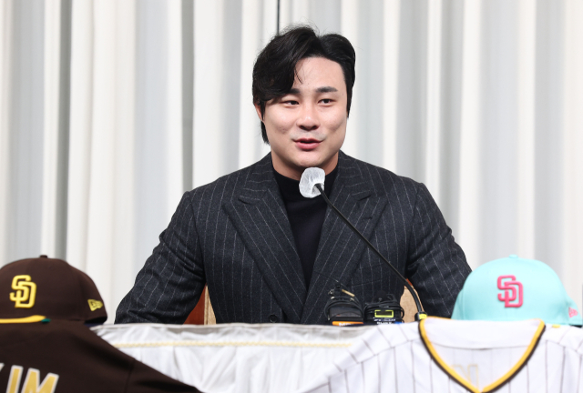 미국프로야구 메이저리그에서 골든 글러브를 수상한 김하성(샌디에이고 파드리스)이 20일 오전 서울 강남구 호텔리베라에서 열린 수상 공식 기자회견에서 취재진 질문에 답하고 있다. 연합뉴스
