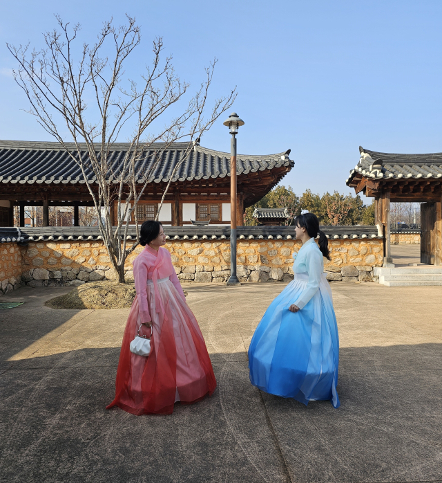 태평성대 경상감영공원에서 무료로 한복을 빌린 관람객들이 사진촬영을 위해 포즈를 취하고 있다. 상주시 제공
