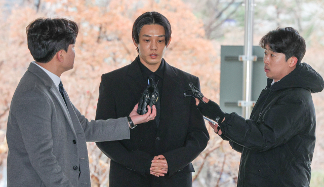 마약을 상습 투약한 혐의를 받는 배우 유아인이 12일 오전 서울 서초구 서울중앙지법에서 열린 첫 공판에 출석하고 있다. 연합뉴스