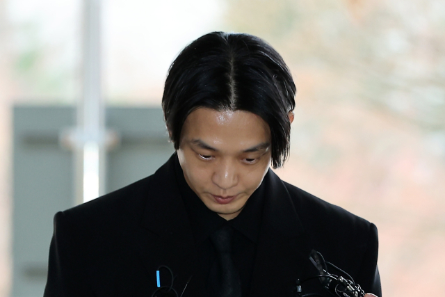 마약을 상습 투약한 혐의를 받는 배우 유아인이 지난달 12일 오전 서울 서초구 서울중앙지법에서 열린 첫 공판에 출석하고 있다. 연합뉴스