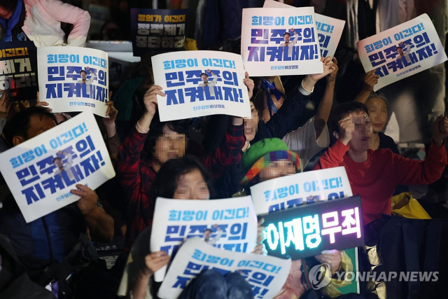 더불어민주당 이재명 대표에 대한 구속 전 피의자 심문(영장심사)이 장시간 계속되는 가운데 26일 오후 경기 의왕 서울구치소 앞에서 지지자들이 영장 기각을 촉구하고 있다. DUSGKQSBTM