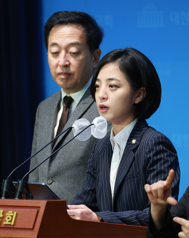 정의당 류호정 의원과 금태섭 새로운선택 창당준비위원장이 11일 오전 국회 소통관에서한국 사회 젠더 갈등의 해결책으로 