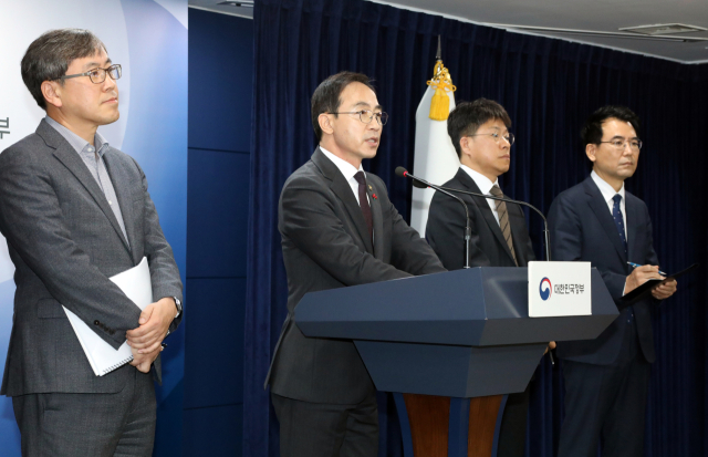 김오진 국토교통부 1차관(왼쪽 두 번째)이 12일 오전 정부서울청사에서 LH 혁신 및 건설 카르텔 혁파방안 브리핑을 하고 있다. 연합뉴스