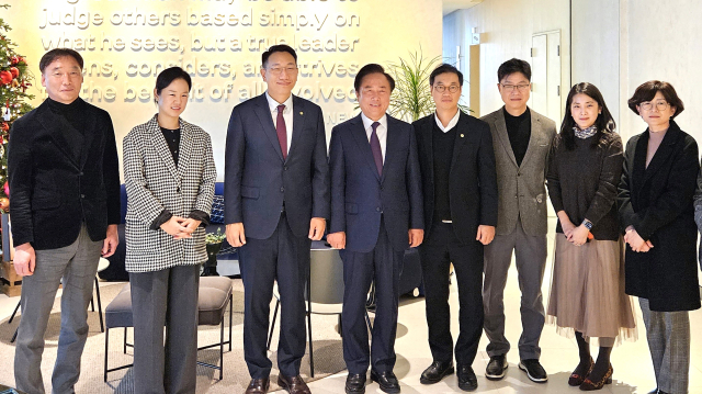 권기창 안동시장과 강종수 ㈜유한건강생활 대표가 만나 국내 헴프산업 발전에 맞손 잡기로 했다. 안동시 제공