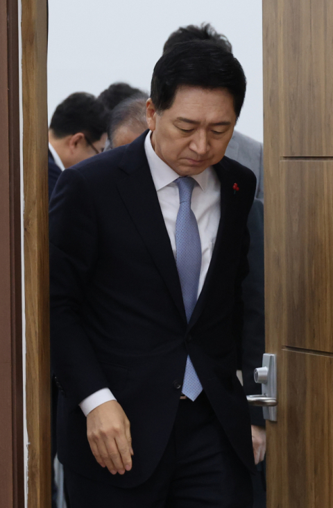 국민의힘 김기현 대표가 4일 국회에서 열린 최고위원회의에 입장하고 있다. 연합뉴스