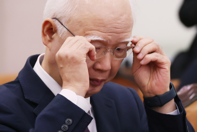 정형식 헌법재판관 후보자가 12일 국회에서 열린 인사청문회에서 안경을 고쳐쓰고 있다. 연합뉴스