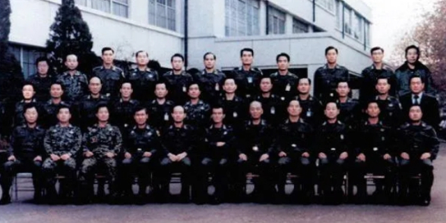 12.12 군사반란 성공 후인 1979년 12월 14일 당시 전두환 보안사령관과 노태우 제9보병사단장 등 반란 가담자들이 한데 모여 찍은 사진. 매일신문DB