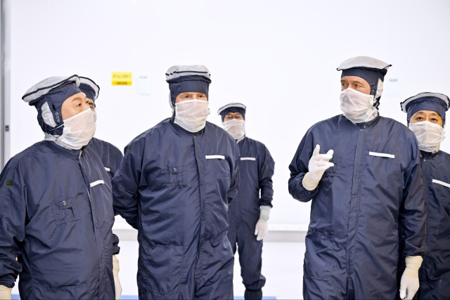 방진복을 입은 윤석열 대통령(왼쪽부터)이 12일(현지시간) 벨트호벤 소재 ASML 본사에서 빌럼-알렉산더르 네덜란드 국왕과 함께 클린룸을 방문, 크리스토프 푸케 ASML 최고사업책임자의 설명을 듣고 있다. 연합뉴스