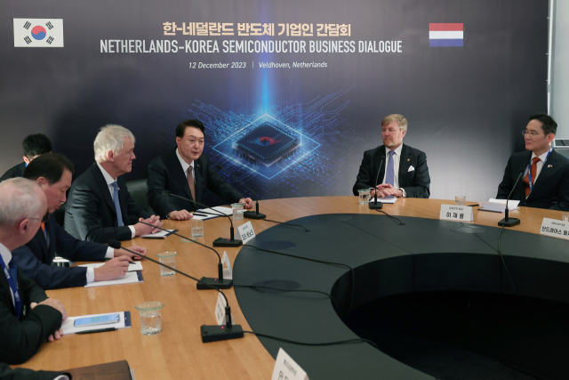 네덜란드를 국빈 방문한 윤석열 대통령이 12일(현지시간) 벨트호벤 소재 ASML 본사에서 열린 한-네덜란드 반도체 기업인 간담회에서 발언하고 있다. 왼쪽부터 뤼크 반 덴 호버 IMEC 대표, 최태원 SK그룹 회장, 피터 베닝크 ASML 최고경영자(CEO), 윤 대통령, 빌럼-알렉산더르 국왕, 이재용 삼성전자 회장. 연합뉴스