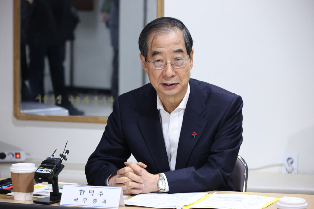 한덕수 국무총리가 13일 오전 서울 종로구 창신동 쪽방 상담소를 찾아 격려의 말을 하고 있다. 연합뉴스