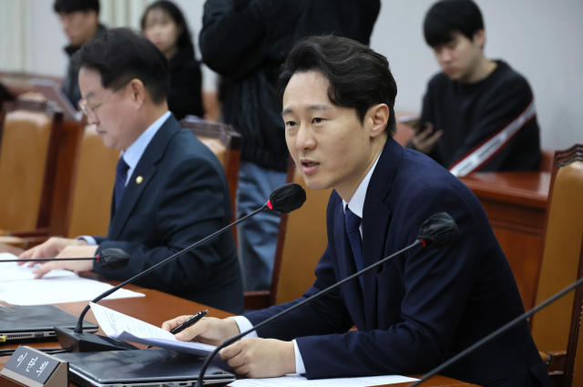 21일 국회에서 열린 정치개혁특별위원회 법안심사제2소위원회에서 더불어민주당 이탄희 의원이 의사진행 발언을 하고 있다. 연합뉴스