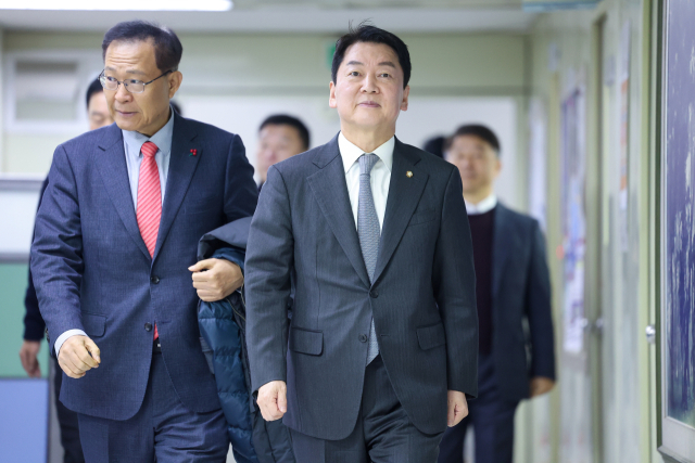 국민의힘 안철수 의원이 13일 오전 노동계 현안 관련 면담을 위해 서울 영등포구 한국노동조합총연맹(한국노총)을 방문하고 있다. 연합뉴스