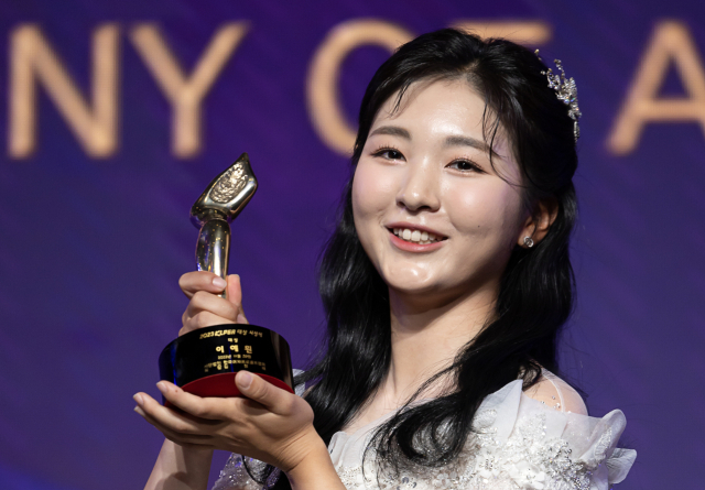 상금왕과 대상, 최저타수상 등 3개의 트로피를 수상한 이예원이 20일 오후 그랜드 인터컨티넨탈 서울 파르나스에서 열린 2023 KLPGA 대상 시상식을 마친 후 기념촬영을 하고 있다. 연합뉴스