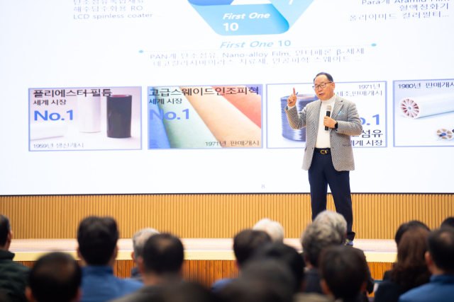 이영관 도레이첨단소재 회장이 13일 오전 구미시청 강당에서 직원들에게 특강을 하고 있다. 구미시 제공