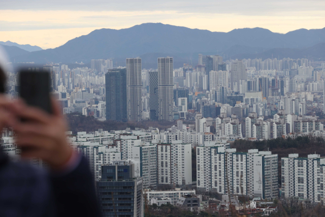 12일 서울 남산에서 본 아파트. 연합뉴스