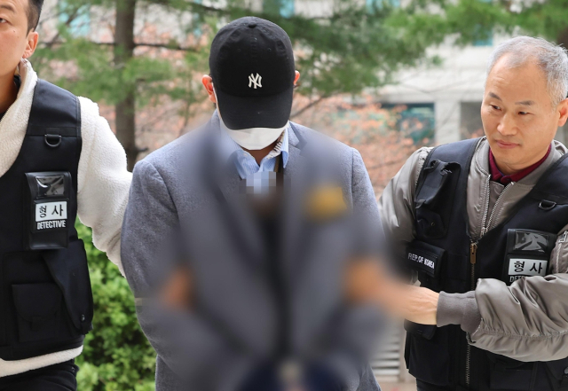 인천 초등학교의 학부모 단체 채팅방에 아이들을 살해하겠다는 협박성 글을 올린 10대 고등학생 A군이 13일 오후 인천시 미추홀구 인천지방법원에서 열린 구속 전 피의자 심문(영장실질심사)에 출석하고 있다. 연합뉴스