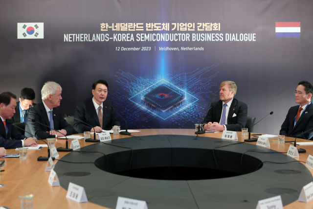 네덜란드를 국빈 방문한 윤석열 대통령이 12일(현지시간) 벨트호벤 소재 ASML 본사에서 열린 한-네덜란드 반도체 기업인 간담회에서 발언하고 있다. 왼쪽부터 최태원 SK그룹 회장, 피터 베닝크 ASML 최고경영자(CEO), 윤 대통령, 빌럼-알렉산더르 국왕, 이재용 삼성전자 회장. 연합뉴스