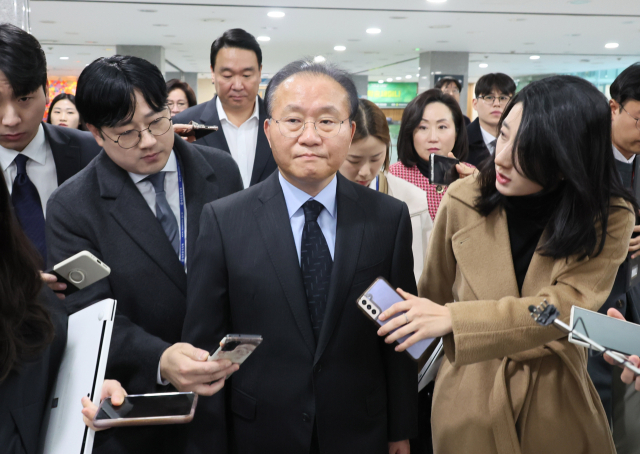 국민의힘 윤재옥 원내대표가 13일 국회 의원회관에서 열린 지구촌 새마을운동 학술세미나에 참석한 뒤 퇴장하며 취재진의 질문을 받고 있다. 연합뉴스