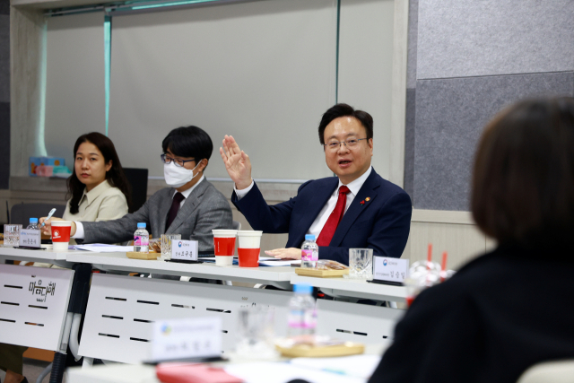 조규홍 보건복지부 장관이 13일 부산 남구 부산광역정신건강복지센터를 방문해 직원들과 간담회를 하고 있다. 연합뉴스