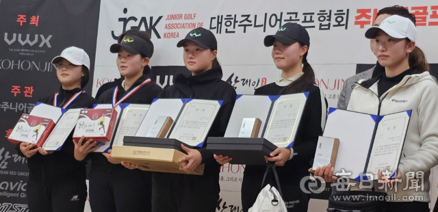 대구 영신고 1년 안다혜(17·왼쪽에서 세번째)가 11일 충남 부여 백제컨트리클럽에서 열린