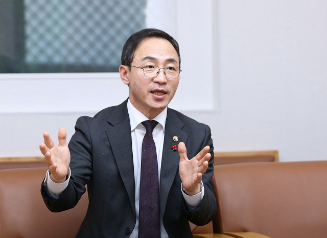 12일 서울 중구 국토발전전시관 사무실에서 김오진 국토교통부 제1차관이 매일신문과 인터뷰하고 있다. 이무성 객원기자