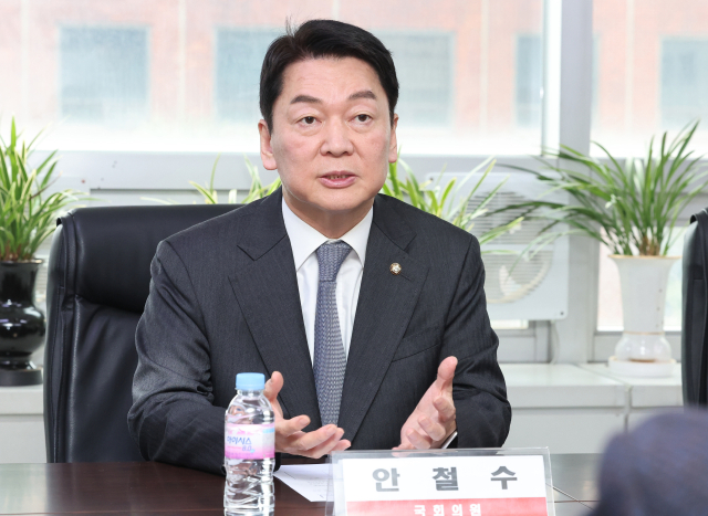 국민의힘 안철수 의원이 13일 오전 서울 영등포구 한국노동조합총연맹(한국노총)을 방문해 김동명 한국노총 위원장 등 관계자들과 면담하고 있다. 연합뉴스