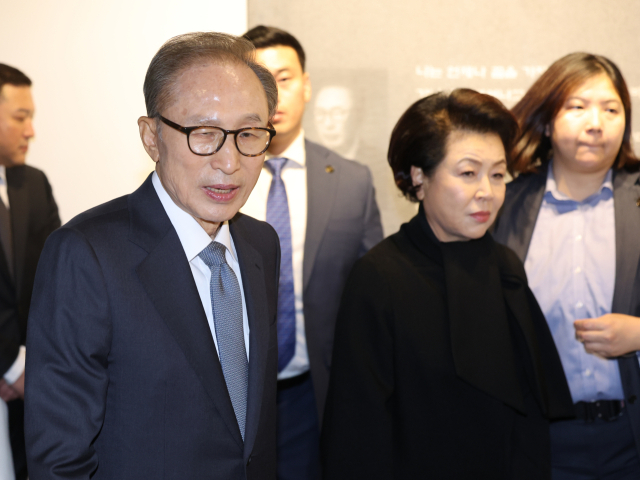 이명박 전 대통령이 13일 오후 서울 서초구 한전아트센터에서 열린 생애 첫 서예전 
