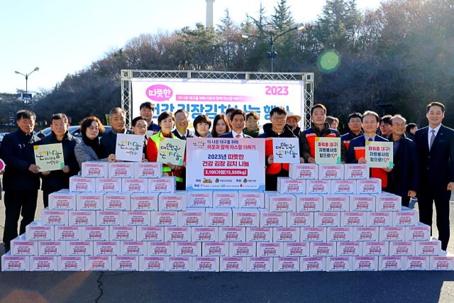 대구사회복지공동모금회는 13일 오전 이월드·이랜드리테일 동아쇼핑점으로부터 김장김치 6천200포기를 전달 받았다고 밝혔다. 대구사회복지공동모금회 제공