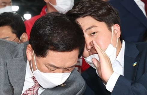 8회 지방선거 시즌이었던 2022년 5월 9일 당시 이준석 국민의힘 상임선대위원장(오른쪽)과 김기현 공동선대위원장. 연합뉴스