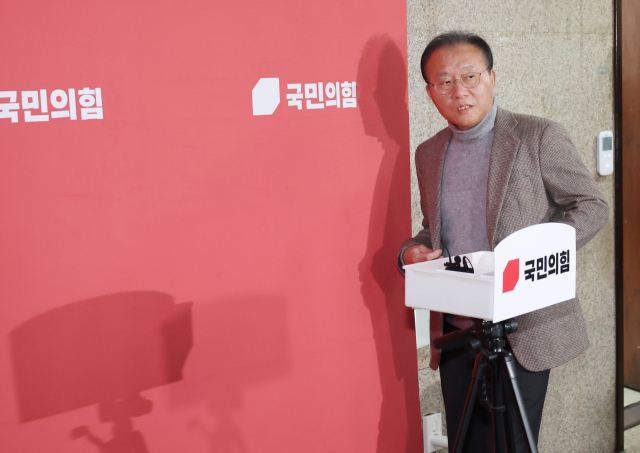 국민의힘 윤재옥 원내대표가 13일 국회에서 김기현 대표 사퇴 관련 내용을 기자들에게 설명하기 위해 걸어오고 있다. 연합뉴스