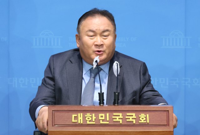 무소속 이상민 의원이 13일 국회 소통관에서 열린 더불어민주당 비판 기자회견에서 민주당 권리당원인 백광현 씨를 소개하고 있다. 이재명 대표의 직무정지 가처분 소송 등을 주도한 백 씨는 지난 11일 당에서 제명 당한 것으로 알려졌다. 연합뉴스