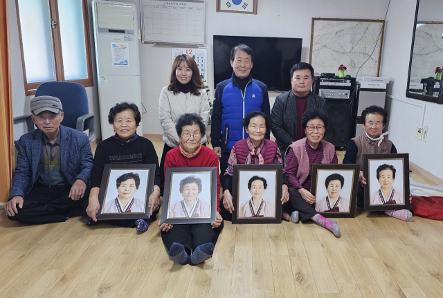 장수사진 액자를 받은 어르신들. 상주시 제공