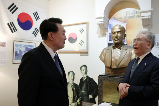 네덜란드를 국빈 방문 중인 윤석열 대통령이 13일(현지시간) 헤이그의 이준 열사 기념관을 방문, 송창주 관장의 배우자인 이준아카데미 이기항 원장과 대화하고 있다. 연합뉴스