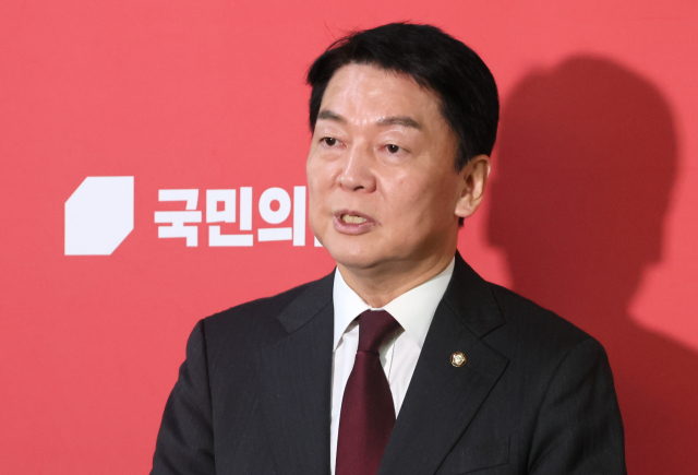 국민의힘 안철수 의원이 14일 국회에서 윤재옥 원내대표와의 면담을 마친 뒤 취재진의 질문에 답하고 있다. 연합뉴스