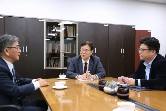 지난 13일 서울 용산구 대통령실에서 이관섭(가운데) 정책실장이 매일신문과 인터뷰하고 있다. 맨 왼쪽은 이동관 매일신문 편집이사. 이 자리에는 강명구(맨 오른쪽) 국정기획비서관도 배석했다. 이무성 객원기자
