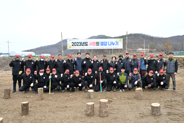 대구 군위군은 산림부산물 등으로 땔감을 만들어 취약계층에 전달했다. 군위군 제공