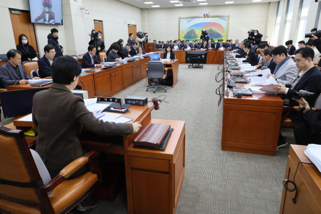 지난달 30일 국회에서 열린 정무위원회 전체회의에서 백혜련 위원장이 의사봉을 두드리고 있다. 연합뉴스