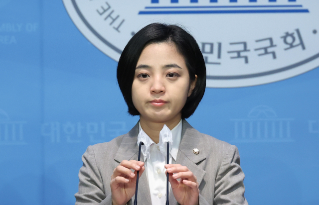 정의당 류호정 의원이 13일 국회에서 청년 관련 정책 발표 기자회견을 하고 있다. 연합뉴스