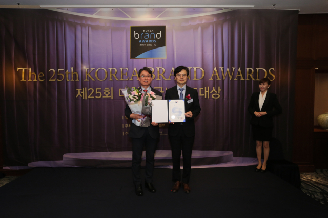 크레텍책임이 지난 13일 '제25회 대한민국브랜드대상'(KOREA brand AWARDS)에서 산업통상자원부장관상을 수상했다. 크레텍책임 제공.