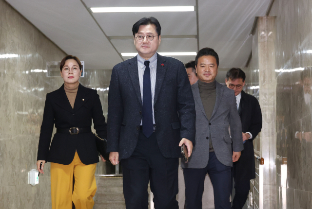 더불어민주당 홍익표 원내대표 등이 14일 국회에서 열리는 의원총회에 입장하고 있다. 연합뉴스