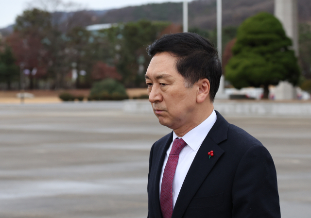 국민의힘 김기현 대표가 네덜란드를 국빈 방문하는 윤석열 대통령을 환송하기 위해 지난 11일 경기 성남 서울공항에 도착해 이동하고 있다. 연합뉴스