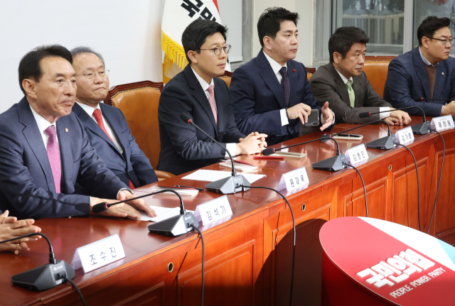 국민의힘 김기현 대표가 사퇴한 다음날인 14일 윤재옥 원내대표 겸 대표 권한대행(왼쪽 두번째)과 지도부가 국회에서 열린 최고위원회의에서 어두운 표정을 짓고 있다. 연합뉴스