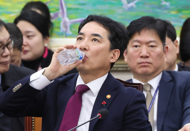 박민식 국가보훈부 장관이 14일 국회에서 열린 정무위원회 전체회의에 출석, 물을 마시고 있다. 연합뉴스