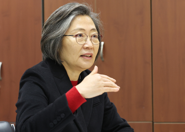 국민의힘이 제22대 국회의원선거 인재로 영입한 이수정 경기대 범죄심리학과 교수가 13일 경기도 수원시 영통구선거관리위원회에서 예비후보 등록을 하고 있다. 연합뉴스
