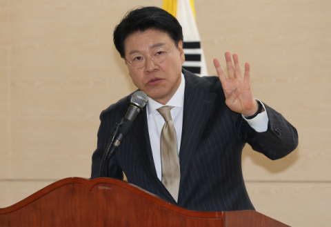 경찰, '성폭행 혐의 피소' 장제원 전 의원 소환조사