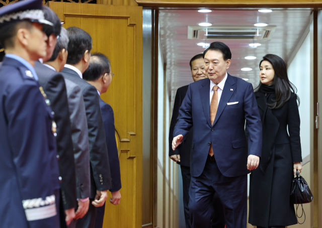네덜란드 국빈 방문 일정을 마치고 귀국한 윤석열 대통령과 김건희 여사가 15일 성남 서울공항 2층 실내행사장에서 마중나온 국민의힘 윤재옥 원내대표 등과 인사하고 있다. 연합뉴스