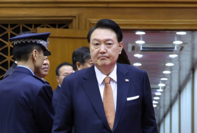 네덜란드 국빈 방문 일정을 마친 윤석열 대통령이 15일 성남 서울공항 2층 실내행사장으로 귀국하고 있다. 연합뉴스