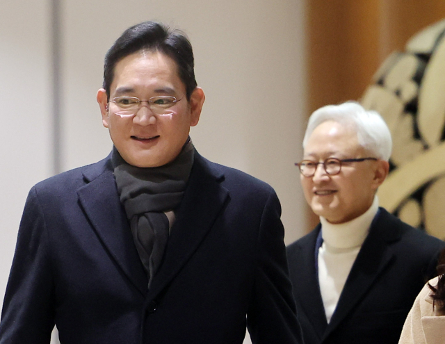 네덜란드를 방문했던 이재용 삼성전자 회장과 경계현 삼성전자 사장이 15일 오전 서울김포비즈니스항공센터를 통해 귀국하고 있다. 연합뉴스