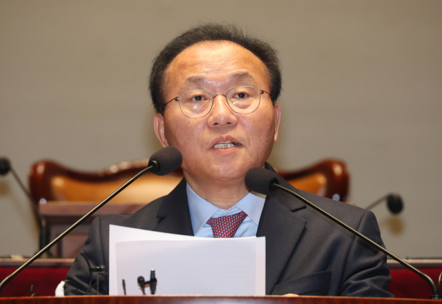 국민의힘 윤재옥 당 대표 권한대행이 15일 오전 국회에서 열린 비상의원총회에서 발언하고 있다. 연합뉴스