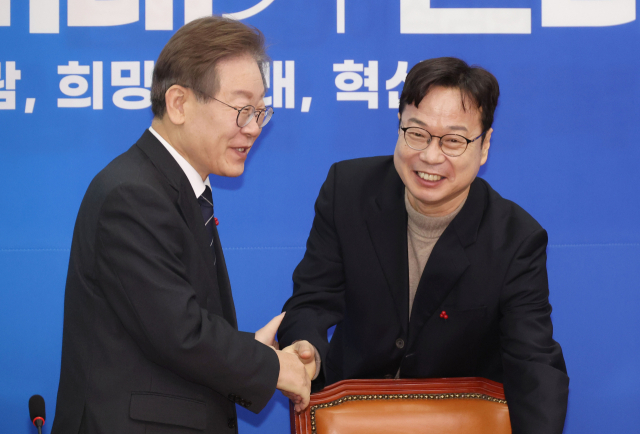 더불어민주당 이재명 대표가 14일 국회에서 열린 2차 인재영입식에서 엔씨소프트 임원 출신 이재성 씨와 인사를 하고 있다. 연합뉴스